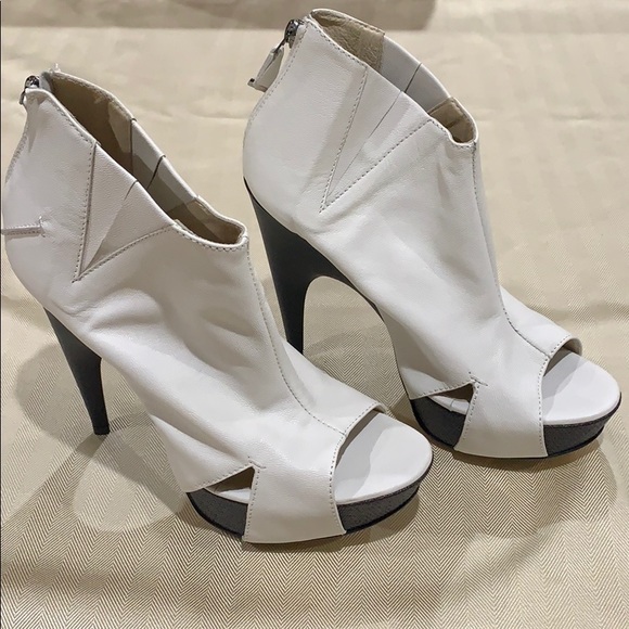 CNC CoSTUME NATIONAL white leather ankle booties - Picture 1 of 8